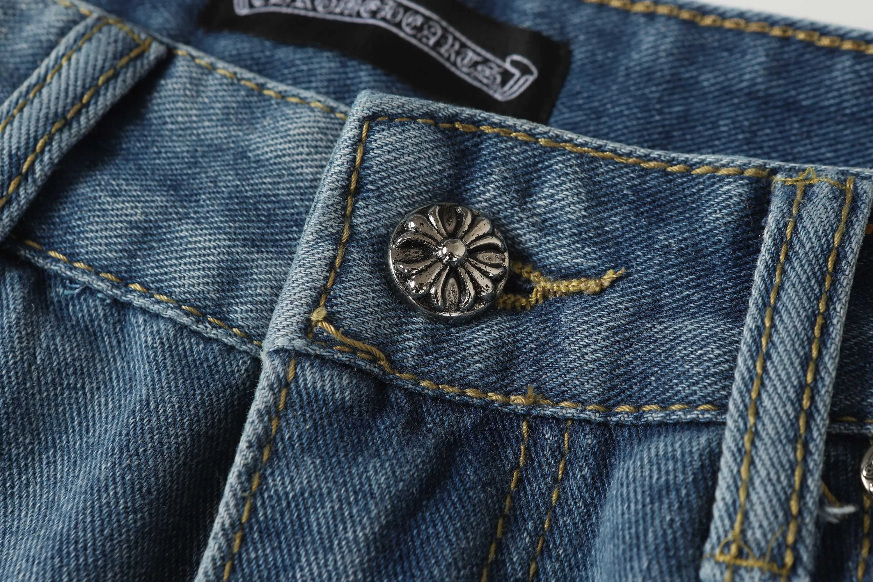 P256 Actual photo [High quality] Coding: LH408 Color: Picture color Size: S to XXXL - Chrome Hearts/Chrome Hearts Classic colored leather cross washed color cloth unisex denim trousers - Vibe style straight stacked god-level version - Carbon fine bias denim color cloth - Old vintage complete set of hardware - Chrome Hearts high version uses high ounce custom fabrics, enzyme washing and soft color fixation, soft and thick to wear The details are all produced by pure hand polishing and craftsmanship. All-over jacquard fabrics have unique design styles. Multiple processes create a full retro feel. Niche unique non-colliding shirts. Customized old spray-painted buttons. Every detail is crafted with craftsmanship. Size Pants length Waist Hips Unit cm S 98 68 100 M 99 72 104 L 100 76 108 XL 101 80 112 XXL 102 84 116 XXXL 103 88 120